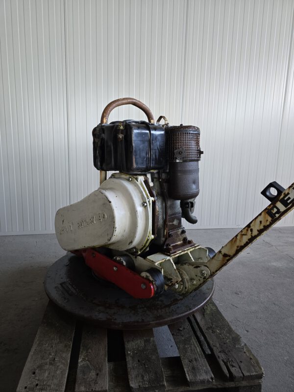 Patrick Vonk Verkoopt een Revo Rotary 90 trilplaat bij Vonk Bouwmaterieel