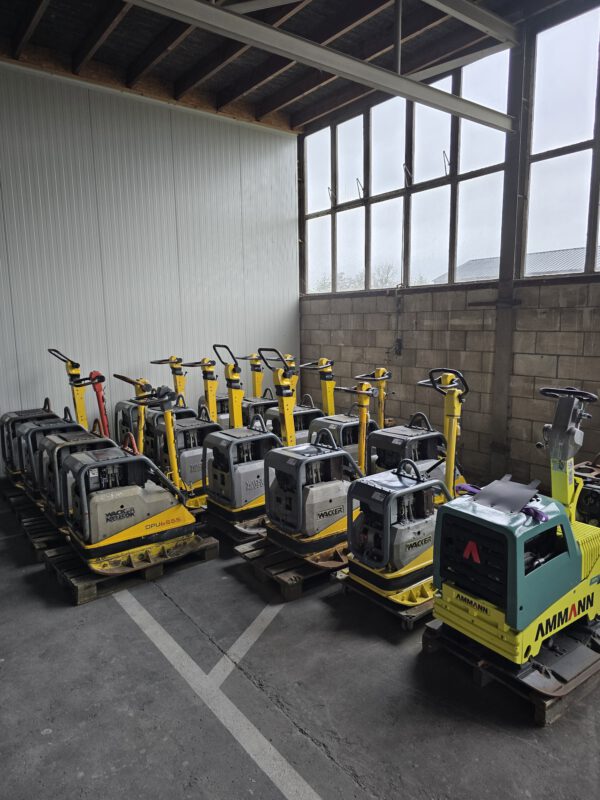 Patrick Vonk verkoopt een partij Wacker Neuson en Ammann triplaten bij Vonk Bouwmaterieel